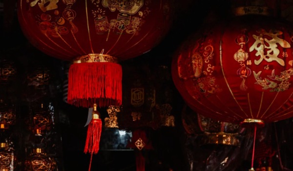 过年挂灯笼有什么讲究挂多长时间 过年挂红灯笼的寓意